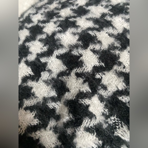 Express Houndstooth Blanket Scarf Black White Soft Fuzzy Shawl Wrap Winter - Picture 5 of 6